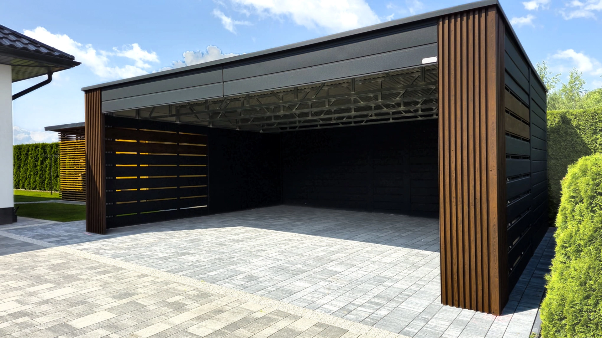 Wiata dwustanowiskowa z lamelami blaszanymi