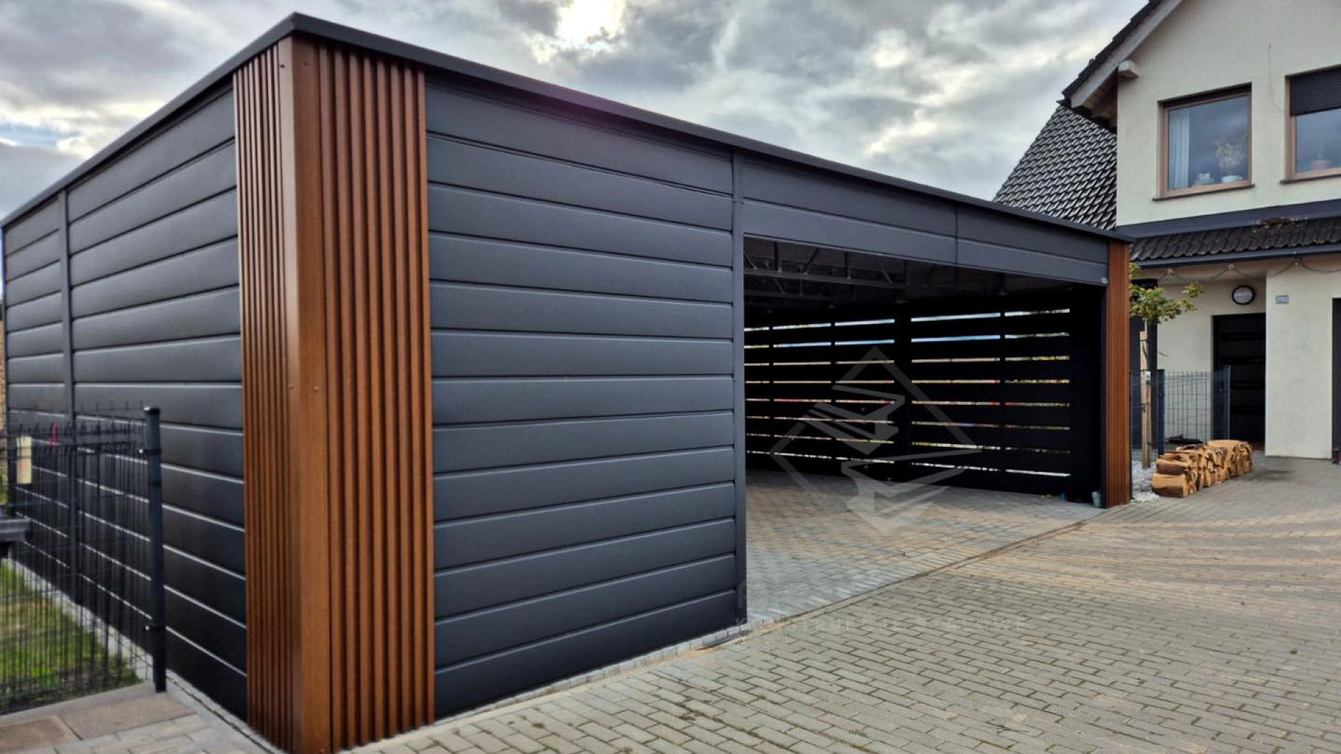 Wiata blaszana z przestronnym pomieszczeniem gospodarczym