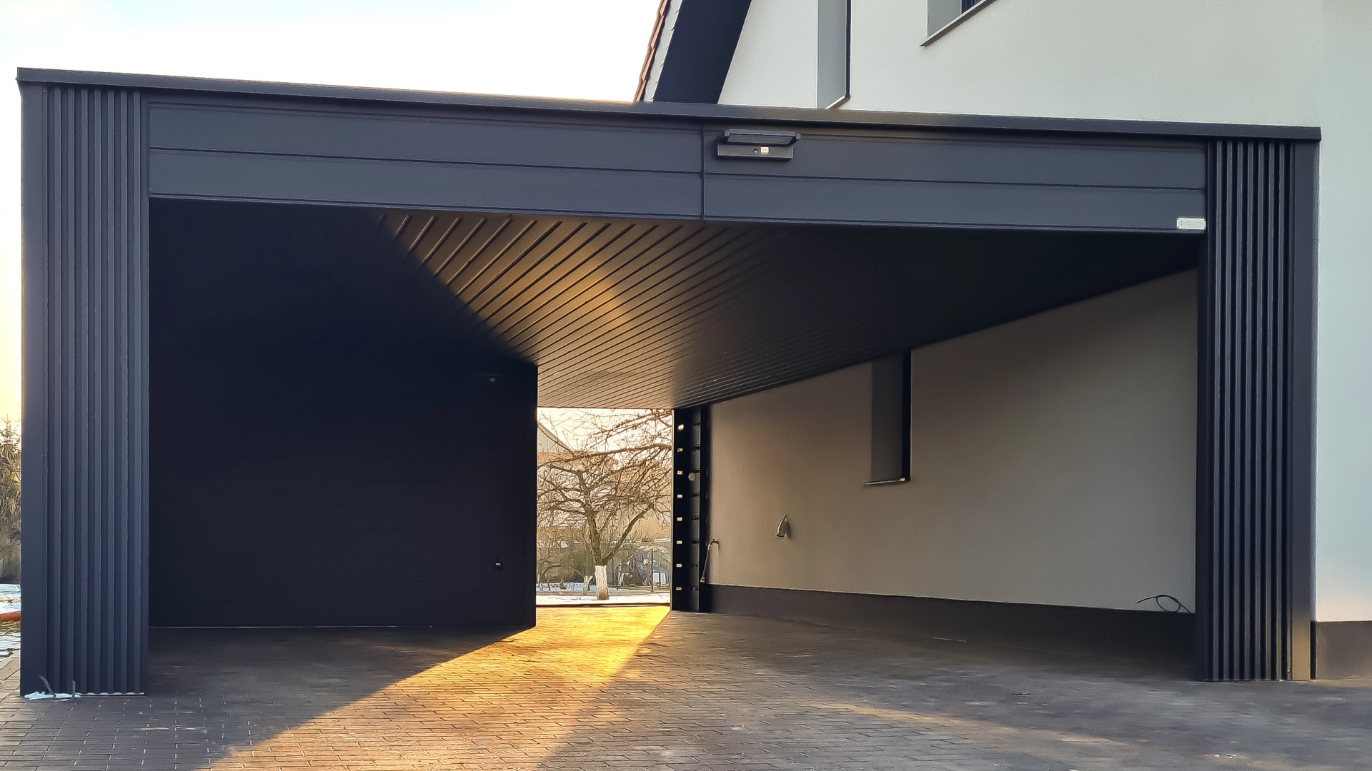 Wiata blaszana z przestronnym pomieszczeniem gospodarczym