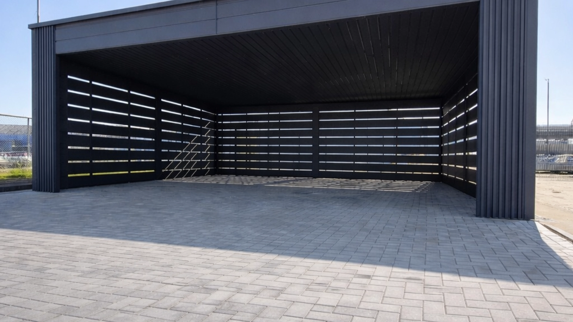 Wiata z lamelami blaszanymi